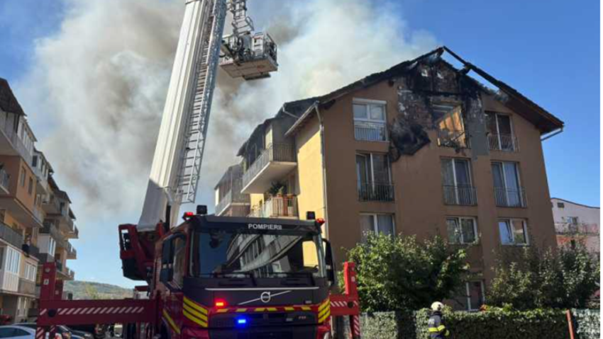 Incendiu puternic la un bloc din Florești
