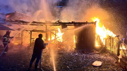 Un copil de 2 ani a murit duminică noapte, într-un incendiu violent