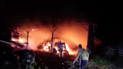 Incendiu violent la o casă! Pompierii au scos o butelie în ultima secundă
