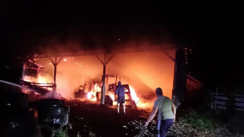 Incendiu violent la o casă! Pompierii au scos o butelie în ultima secundă