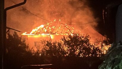 Incendiu violent: două anexe gospodărești și o casă din lemn, afectate de flăcări