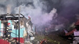 Un incendiu de proporții a distrus trei gospodării