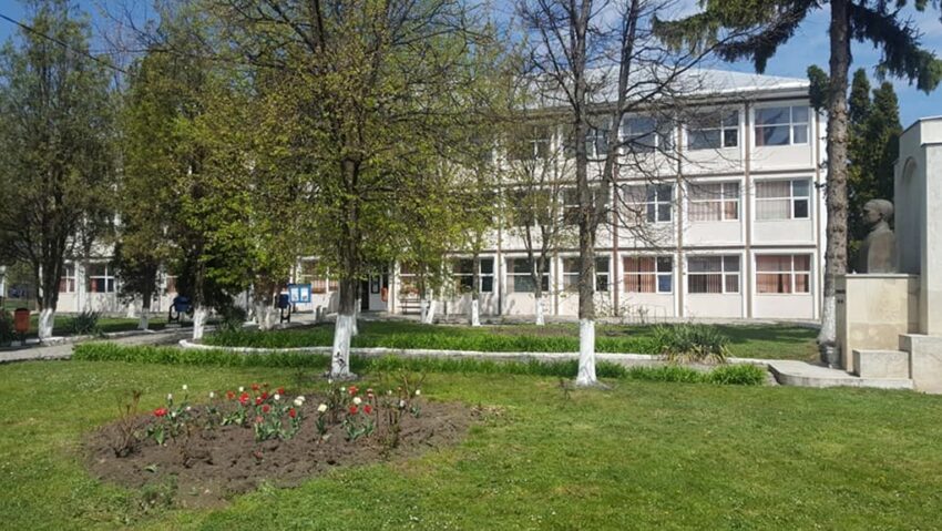 Lucrări nefinalizate și lipsă de spațiu: 22 de școli din județul Cluj, în două schimburi