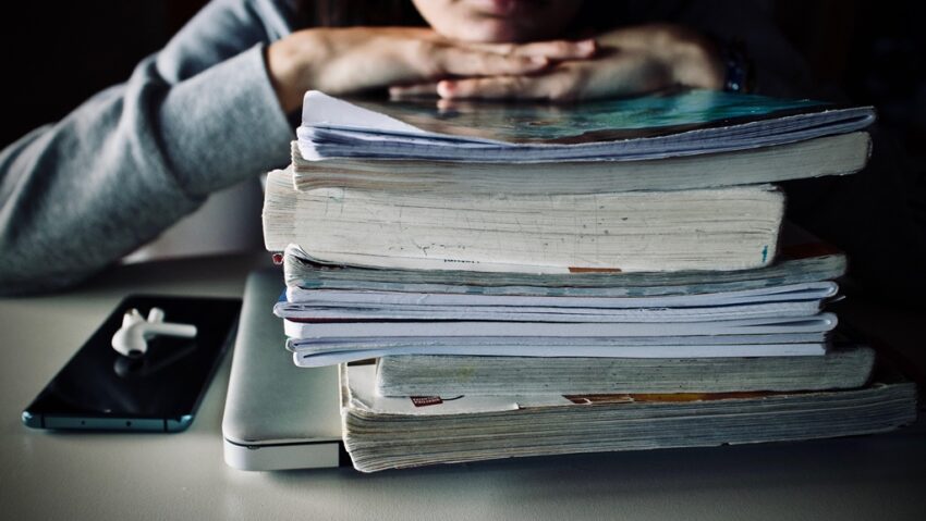 Manuale lipsă la clasa a IX-a. „Școlile trebuie să găsească soluții provizorii”, spune ISJ Cluj
