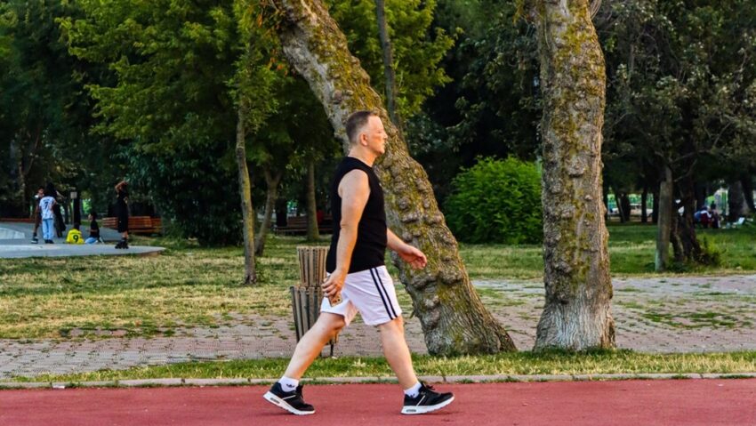 Ritmul mersului poate conta la fel de mult ca numărul de paşi făcuţi pe zi