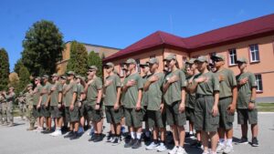 Liceenii pot descoperi ce înseamnă viața de militar