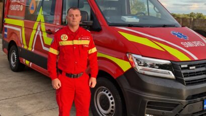 Erou în timpul liber. Un pompier a salvat de la moarte o bătrânică și a acord primul-ajutor la un accident