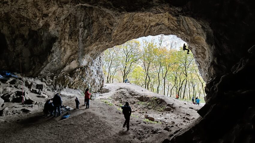 Traseele de escaladă din Peștera Ungurească, redeschise pentru cățărători