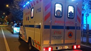 Un bărbat a căzut pe scara blocului de la etajul 2 unde locuia