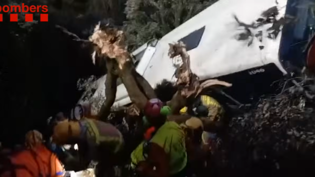 Autocar căzut de la 20 de metri într-o prăpastie. Peste 80 de persoane au fost rănite