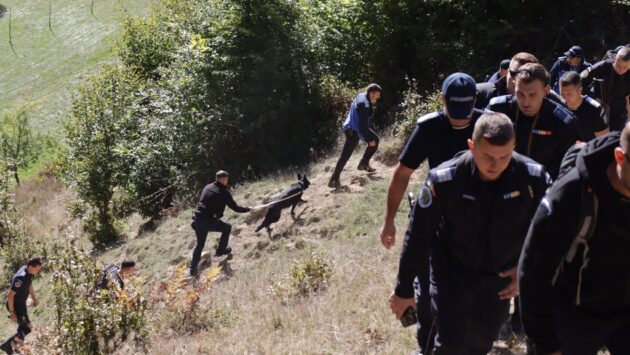 Zeci de polițiști, jandarmi, pompieri și voluntari îl caută pe tânărul cioban dispărut