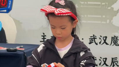 Record mondial la cub Rubik, la doar șase ani