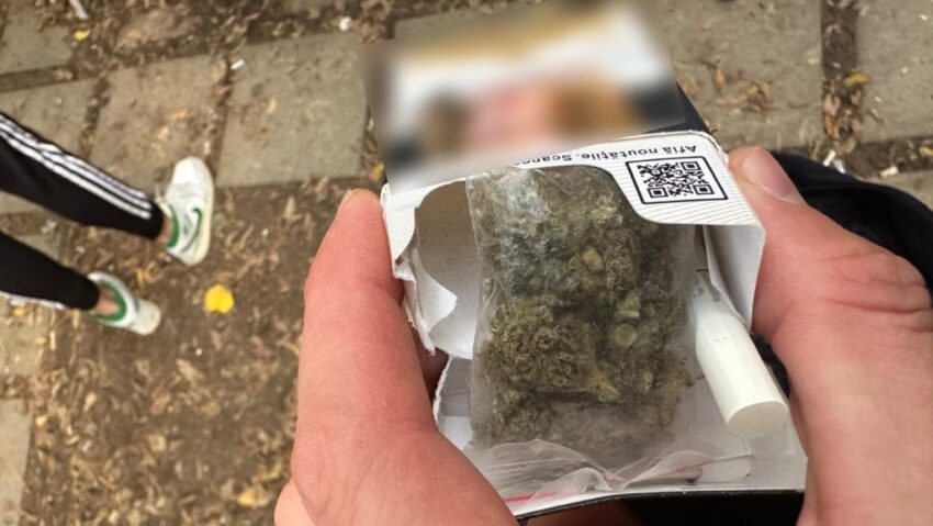 Liceeană de 17 ani prinsă cu droguri asupra ei