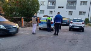 O femeie în vârstă de 80 de ani a căzut într-o groapă de pe stradă