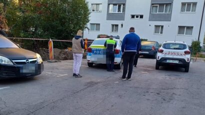 O femeie în vârstă de 80 de ani a căzut într-o groapă de pe stradă