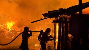 Mai multe locuințe improvizate au fost distruse de un incendiu puternic