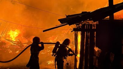 Mai multe locuințe improvizate au fost distruse de un incendiu puternic
