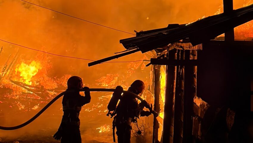 Mai multe locuințe improvizate au fost distruse de un incendiu puternic