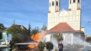 Incendiu violent în apropierea unei biserici