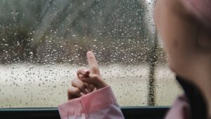 Cum ne afectează ploile prelungite starea de spirit