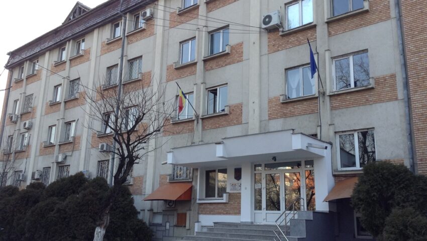 Agresorul de la școala din Bistrița, adus sub escortă la IPJ