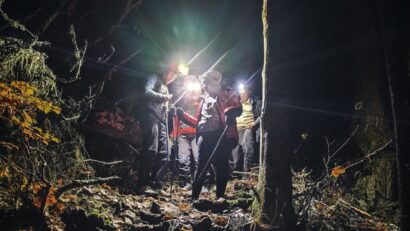 Doi tineri de 19 ani, salvați în toiul nopții, în Apuseni