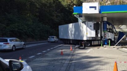 Accident pe DN7: Un TIR a intrat într-o benzinărie